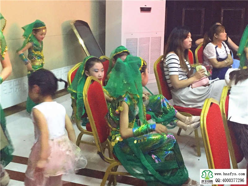 中國網(wǎng)上電視臺(tái)全國少兒文藝舞蹈大賽休息中的小選手