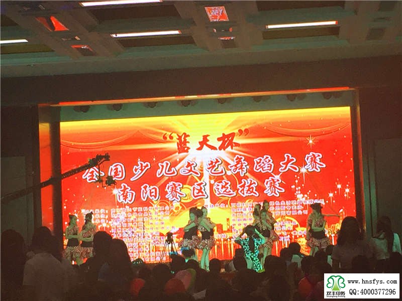 中國網(wǎng)上電視臺(tái)全國少兒文藝舞蹈大賽休息中的小選手表演現(xiàn)場(chǎng)