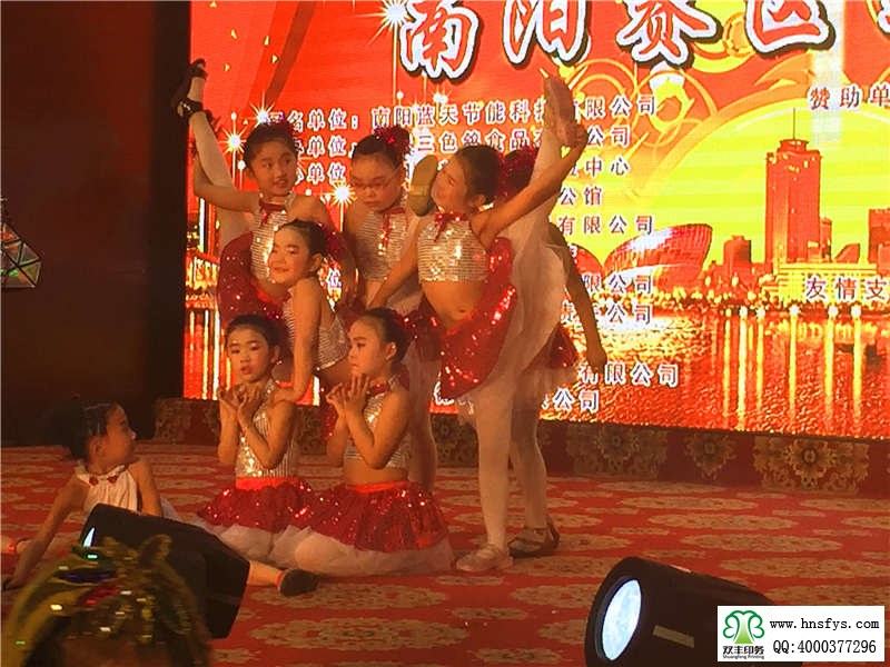 中國網(wǎng)上電視臺(tái)全國少兒文藝舞蹈大賽休息中的小選手表演現(xiàn)場(chǎng)