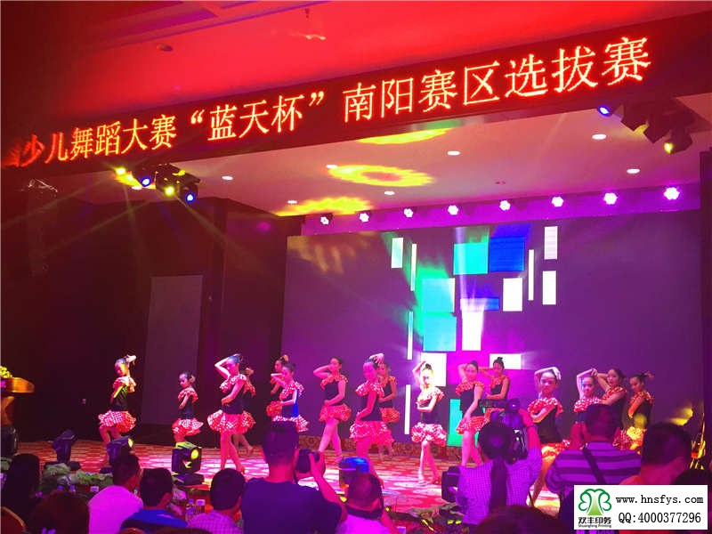 中國網(wǎng)上電視臺(tái)全國少兒文藝舞蹈大賽休息中的小選手表演現(xiàn)場(chǎng)