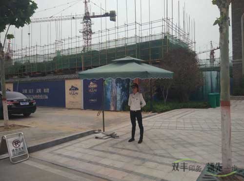 溪地美女警衛(wèi)的標(biāo)準(zhǔn)站姿！
