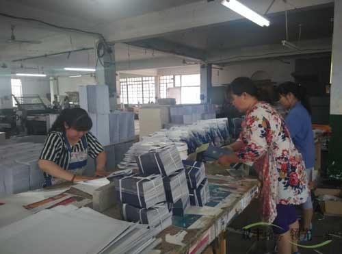 雙豐印務(wù)后工車(chē)間正在加班制作常綠集團(tuán)的手提袋