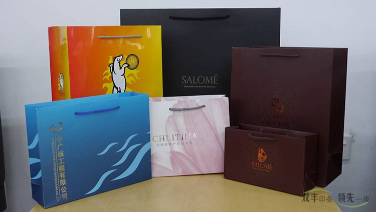 	手提袋印刷作為企業(yè)宣傳，品牌擴大影響力的一個重要媒介，每個企業(yè)的營銷部都非常熟悉，一年要都要制作很多批次，每次活動，促銷都要制作，在南陽，哪家手提袋印刷專業(yè)呢？